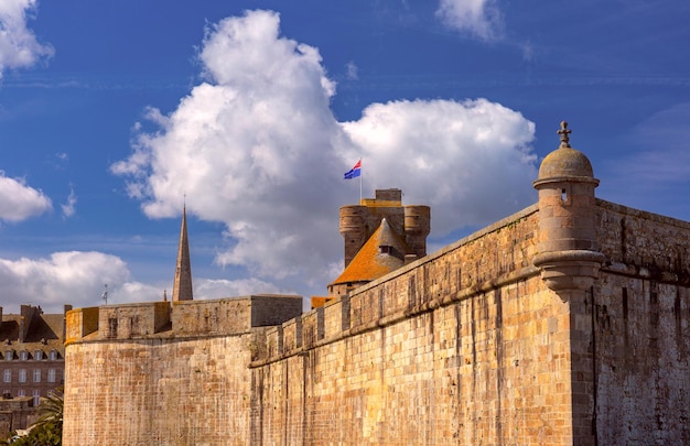 Stadsmuren en vestingwerken in het prachtige Saint Malo, Groot-Brittannië, Frankrijk