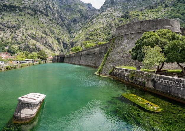 Stadsmuren omringen de oude binnenstad van Kotor in Montenegro