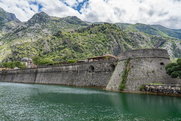 Stadsmuren omringen de oude binnenstad van Kotor in Montenegro