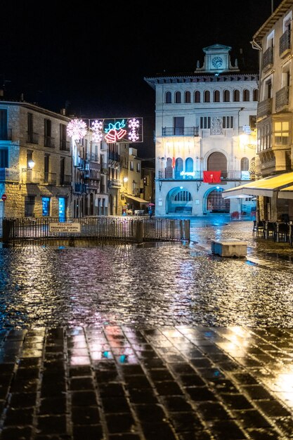 Stadsplein 's nachts met kerstverlichting