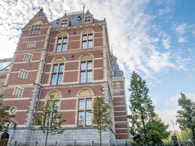 Stadsscène langs kanaal tijdens het varen op boot in amsterdam nederland