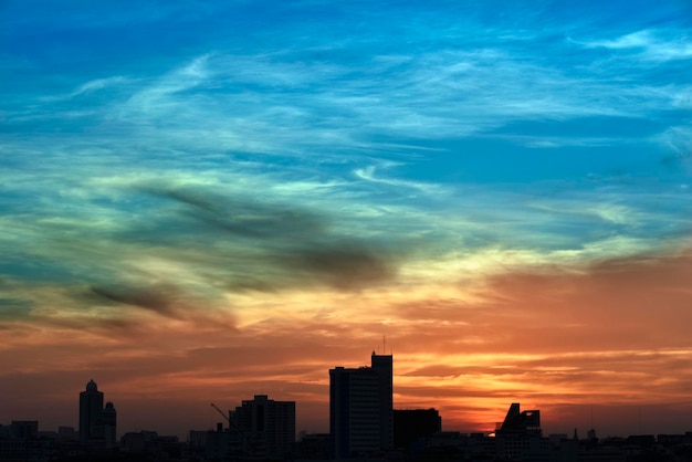 Stadssilhouet bij kleurrijke dageraad Bangkok Thailand