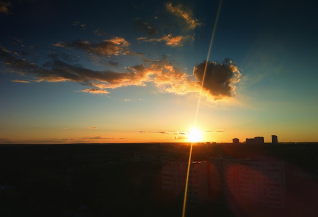 Stadssilhouet tijdens zonsondergangtijdachtergrond