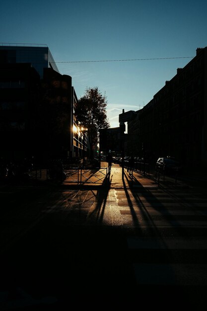 Foto stadsstraat bij zonsondergang