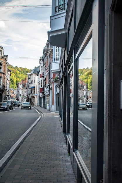 Foto stadsstraat door gebouwen tegen de lucht