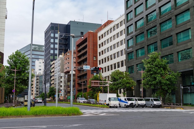 Stadsstraat door gebouwen tegen de lucht