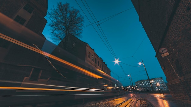 Stadsstraat 's nachts met lichtsporen van voertuigen