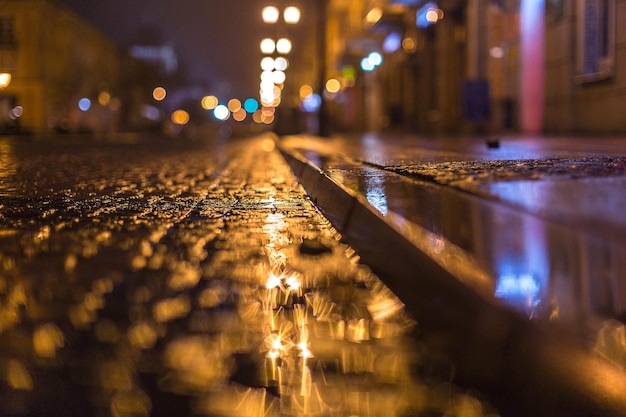 Stadsstraat verlicht met de nachtverlichting