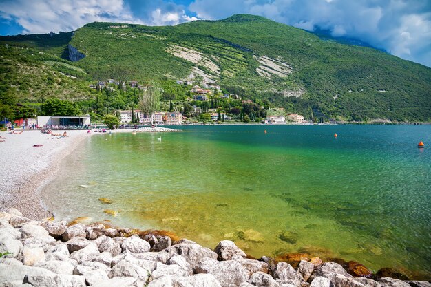 Stadsstrand van het kleine dorpje Torbole aan het Gardameer, Trentino, Italië