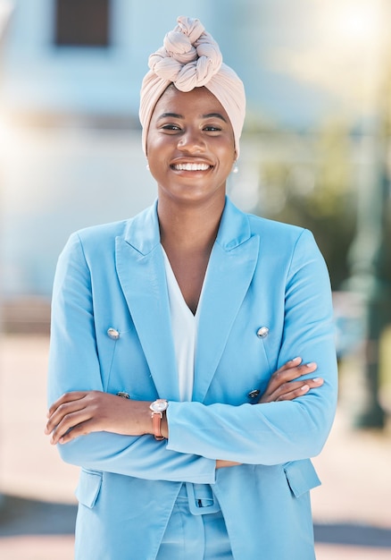 Stadstrotsportret en een zwarte vrouw met gekruiste armen voor zakelijk of zakelijk werk Glimlach professional en een Afrikaanse werknemer of meisje met vertrouwen en geluk over professionele carrière