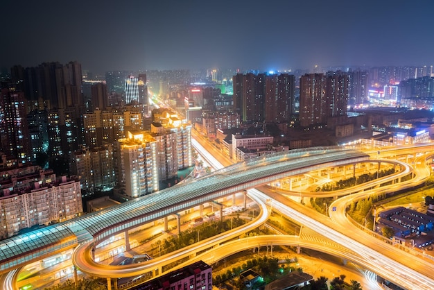 Stadsuitwisseling bij nacht Wuhan-cityscape met stadsverkeersachtergrond China