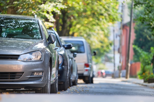 Stadsverkeer met auto's geparkeerd in de rij aan straatkant.