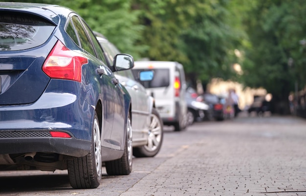 Stadsverkeer met auto's geparkeerd in de rij aan straatkant