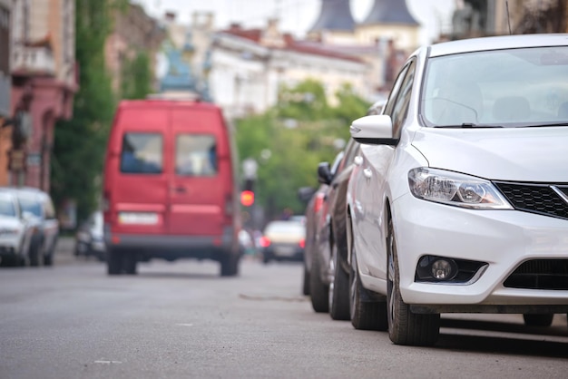 Stadsverkeer met auto's geparkeerd in de rij aan straatkant.