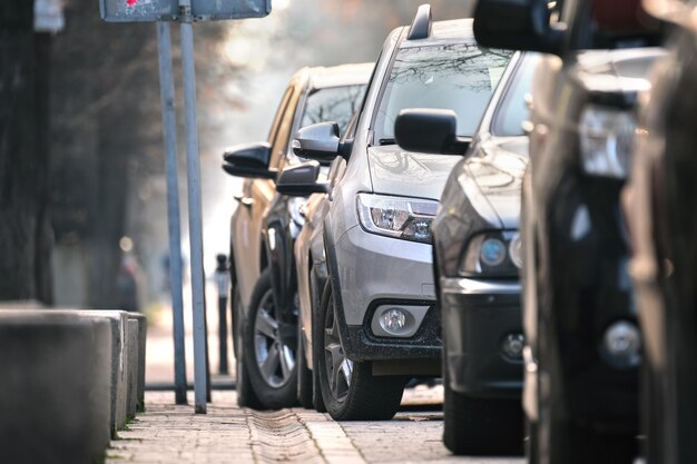 Stadsverkeer met in de rij geparkeerde auto's aan straatkant