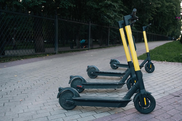 Stadsvervoer elektrische scooter milieuvriendelijk vervoermiddel huur op straat in de stad