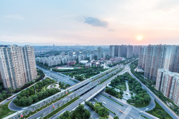 Stadsviaduct bij schemerwegkruising in zonsondergang xian China