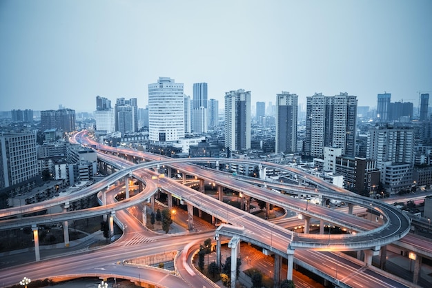 Stadsviaduct bij schemerwegkruising van stedelijke snelwegachtergrond in chengdu