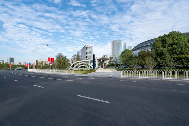 Stadswegverkeer en het straatbeeld van moderne gebouwen