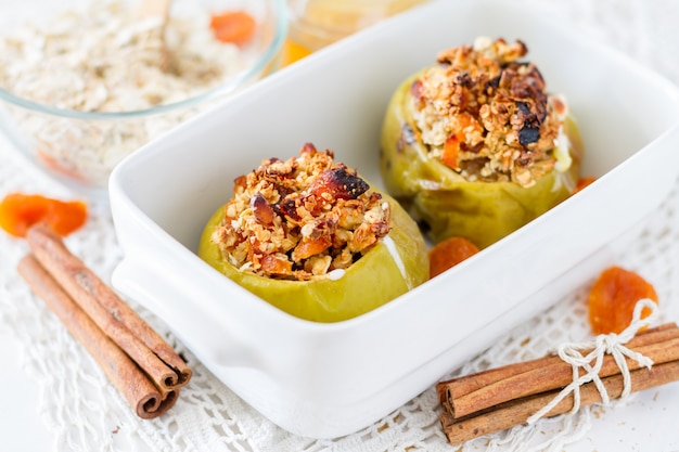 Staffed apples with oatmeal and dried apricot, honey