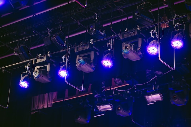 Palco, luce da concerto rampa luminosa. . vista dall'auditorium