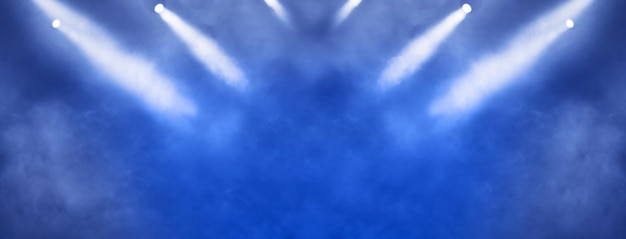 照片舞台灯光投影仪和闪光灯在蓝色背景