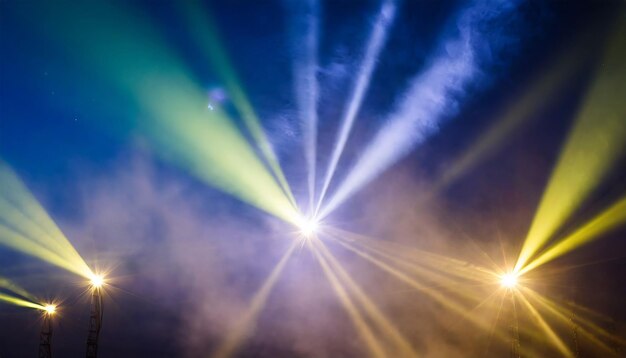 Foto luce del palco con proiettori colorati e fumo concerto e teatro scena oscura