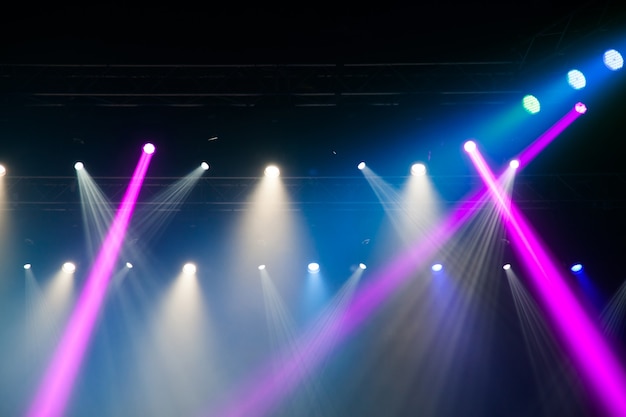 コンサートの舞台照明。マルチカラービームを備えた照明器具。
