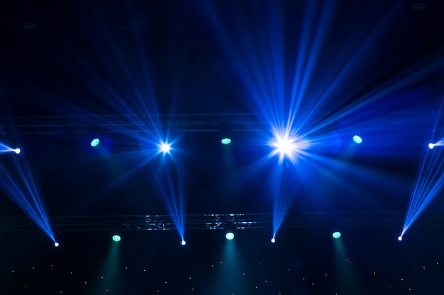 レーザー光線で舞台用スポットライト。コンサートの照明の背景