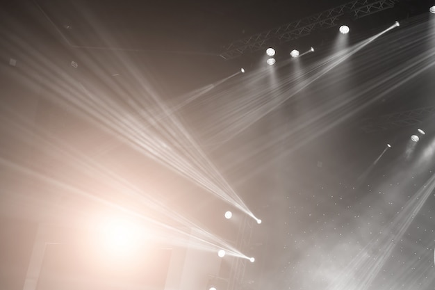 Foto faretto da palcoscenico con raggi laser. sfondo di illuminazione di concerti