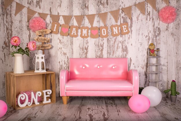 Сцена с розовым диваном на день рождения
