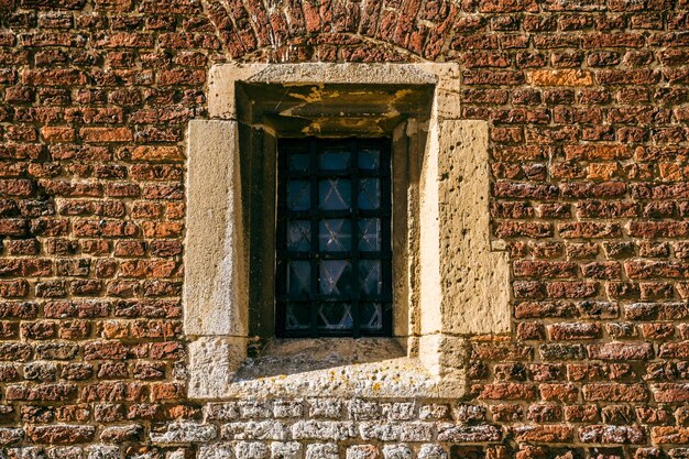 Фото Стеклянное окно на кирпичной стене