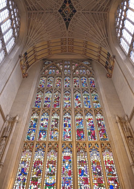 Finestra di vetro colorato in una chiesa nella città di bath nel regno unito inghilterra