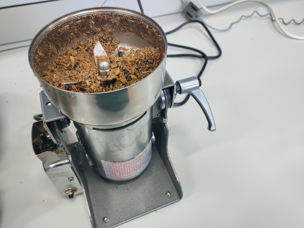 A stainless blender that is in the laboratory is used to grind kernal palm seeds