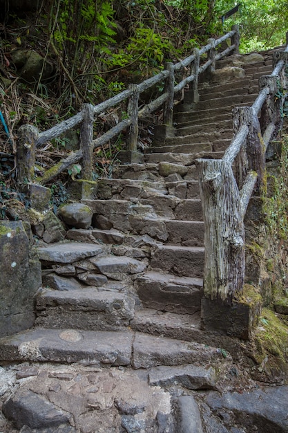 Namtok Phliu National Park Chanthaburi의 암석과 시멘트로 만든 계단