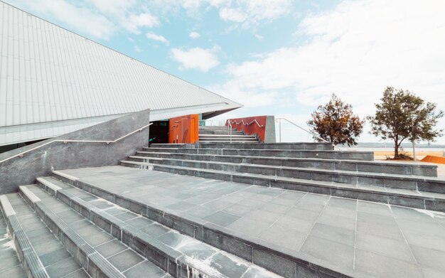 Photo staircase by building against sky