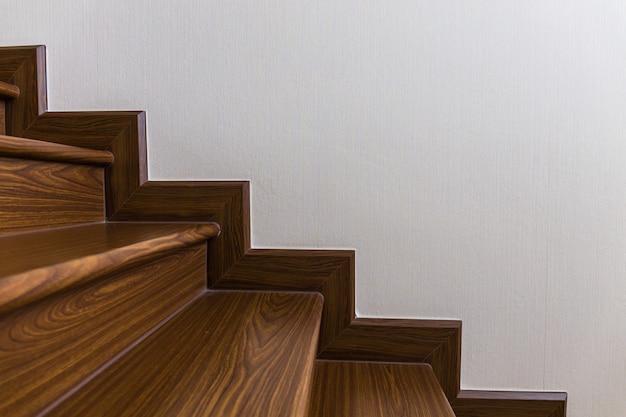 사진 나무 계단과 흰 벽과 계단 사용자 정의 내장 홈 인테리어.