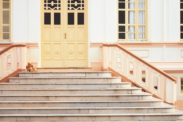 Photo staircase in front of building