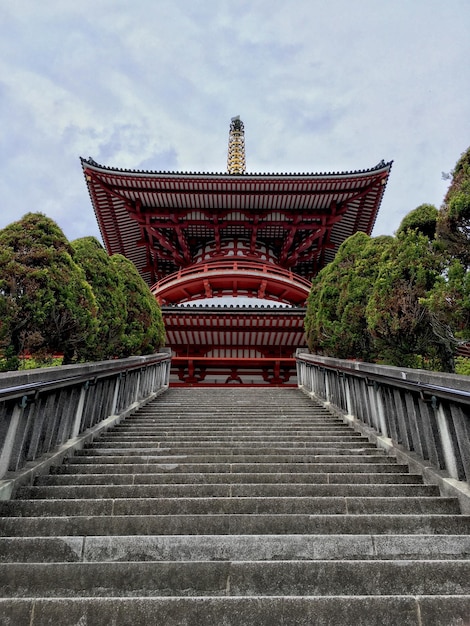 写真 空に照らして寺院に向かう階段