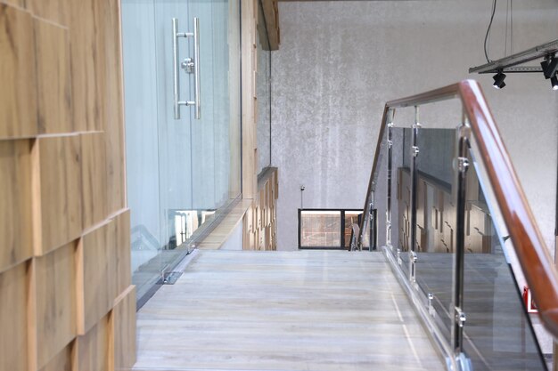 현대적인 사무실 건물의 계단 배경이 흐릿함