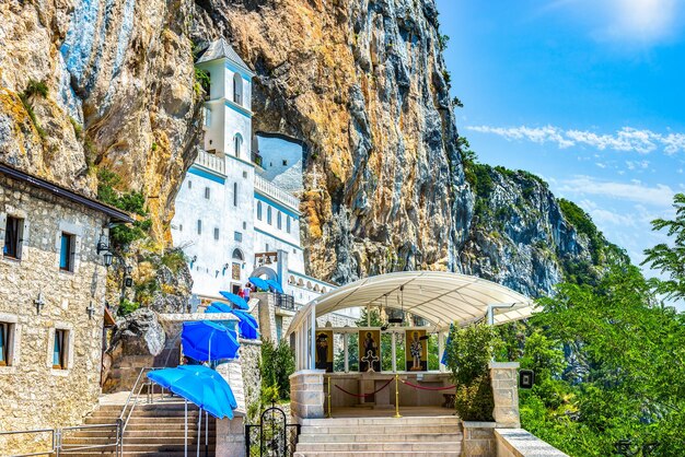Лестница в монастырь Острог в скалах Черногории