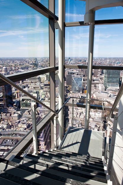 ロンドンの高層ビルの階段