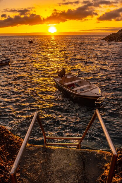 夕暮れ時、海に下る階段