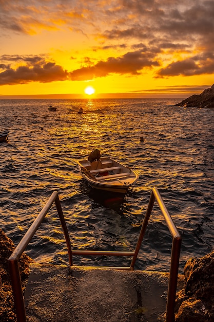 夕暮れ時、海に下る階段