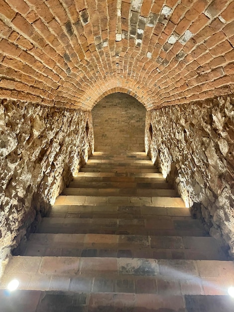 写真 アーチ型のレンガ造りのアーチ型天井を持つ地下への階段
