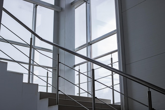 Лестница с металлическими перилами у окна