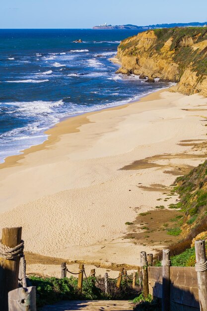 カリフォルニア州ハーフムーンベイの空っぽのビーチへ向かう階段