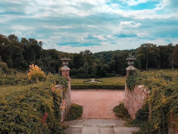 Foto le scale per il labirinto verde che si affaccia sul cielo