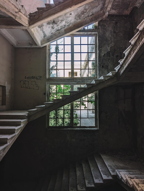 사진 오래된 버려진 건물 의 계단