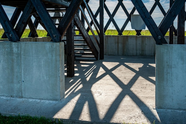 Foto scale per la torre di avvistamento a kavaru lindi nature reserve estonia ingresso alla torre di osservazione